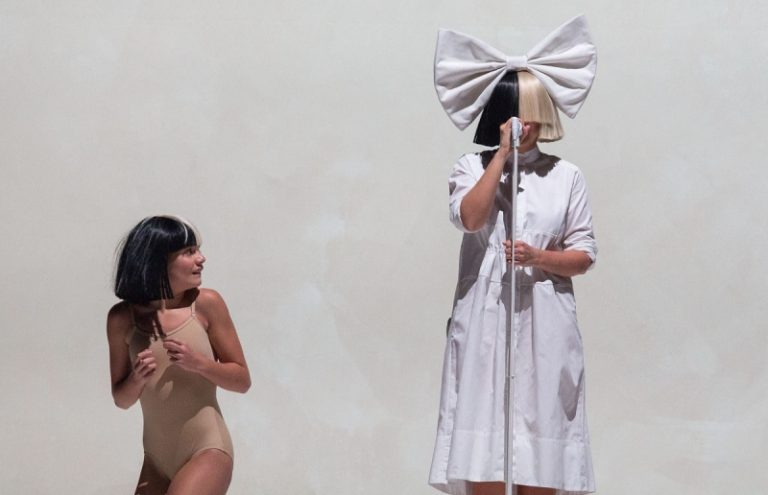 Сиа, Бен Аффлек, Майли Сайрус: кто признал алкоголизм и смог завязать